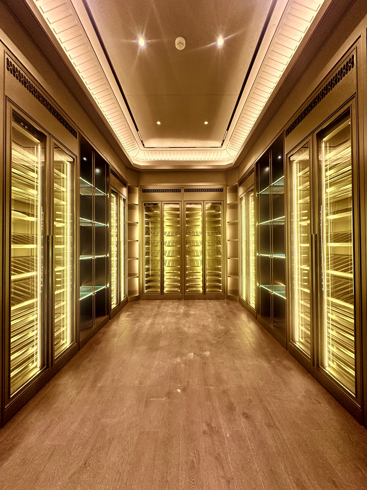 Galaxy Bay Peninsula U-Shaped Wine Cellar - Image 5