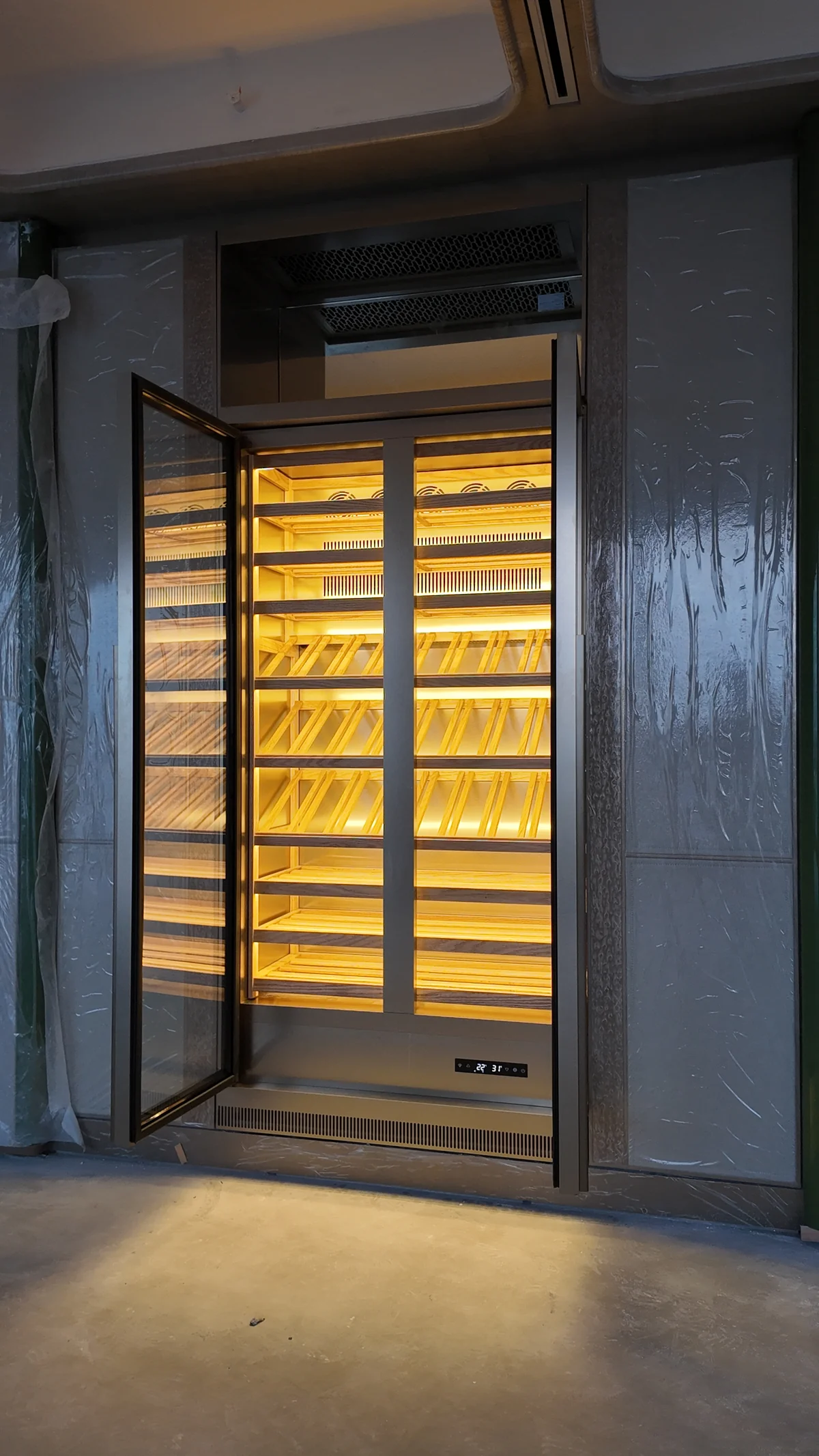 Panoramic View Wine Display