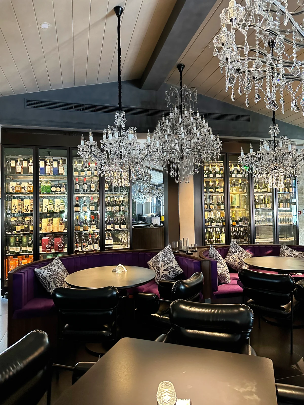 Hangzhou Guitangdong Restaurant Wine Wall view 2