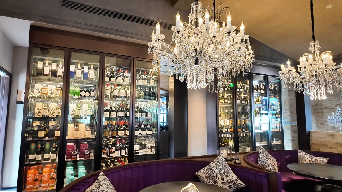 Hangzhou Guitangdong Restaurant Wine Wall view 3