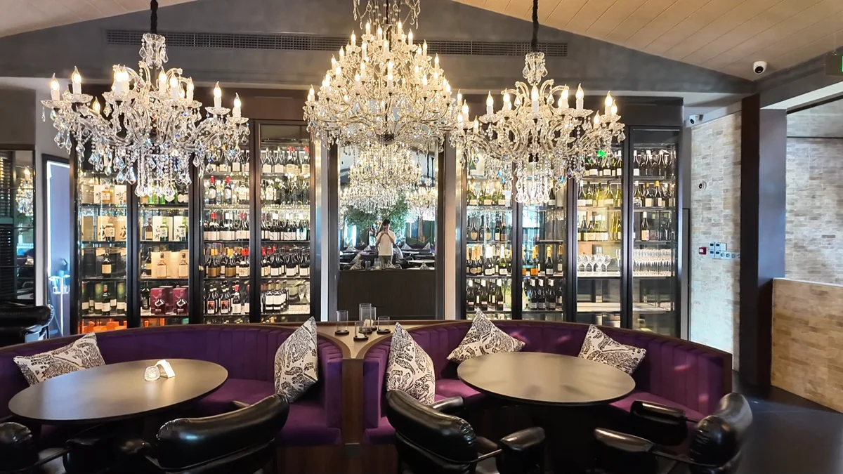 Hangzhou Guitangdong Restaurant Wine Wall view 7